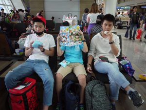 仁川空港で待つ３人
